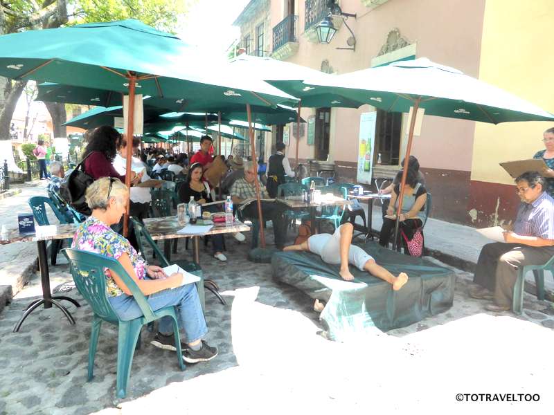 Grab a beer and watch the art class in Morelia