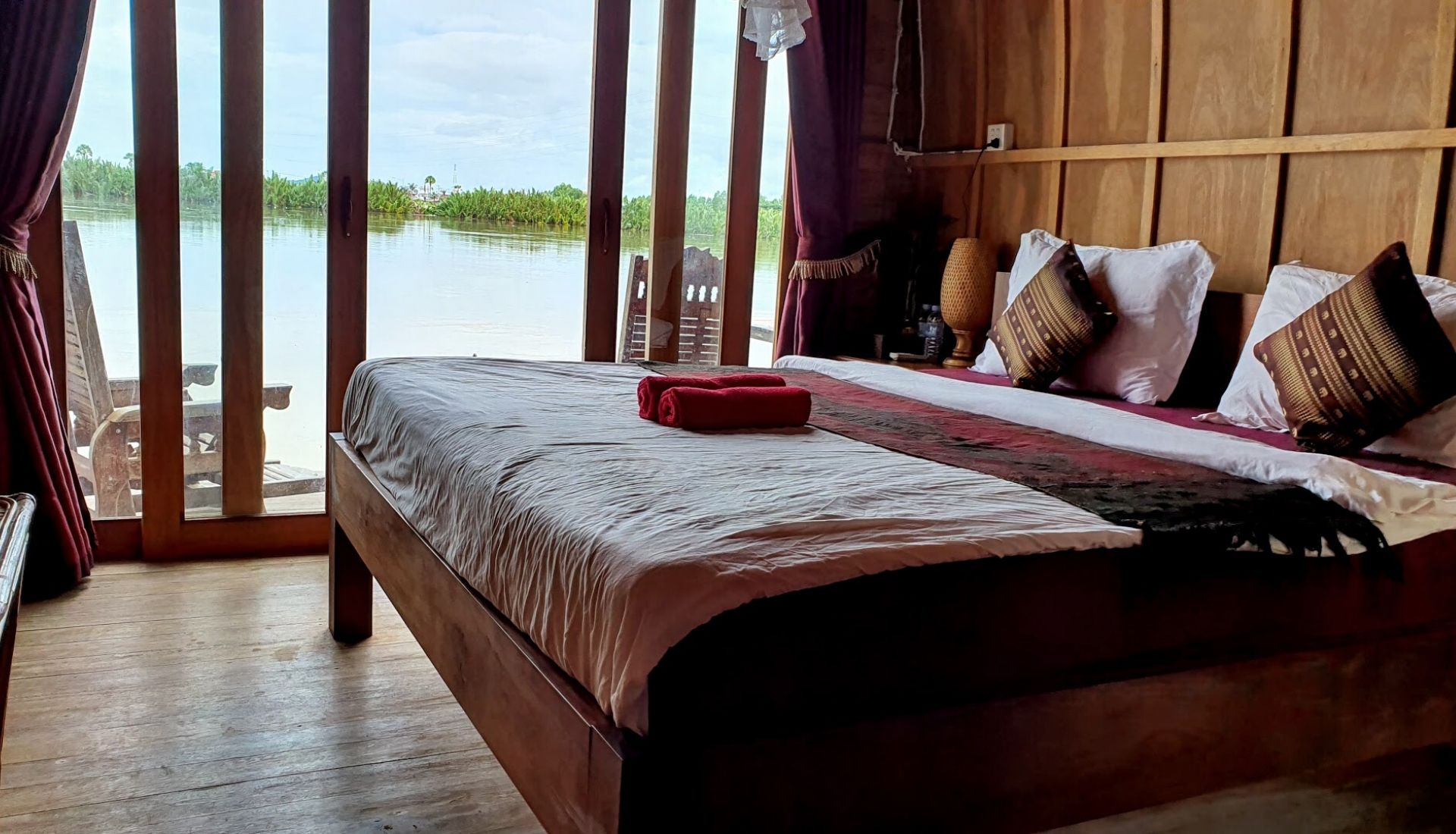 Double room on the river at Bamboo Bungalows